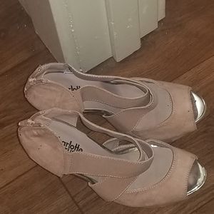 Euc ladies super cute strappy heels